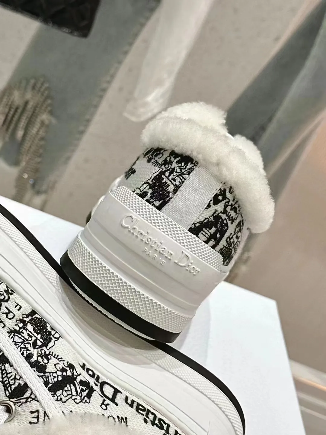 👟👟Ex-factory price 560👟👟 🇫🇷🇫🇷——Dior embroidered thick-soled wool casual shoes, fur shoes 𝐃𝐈𝐎𝐑 𝐖𝐚𝐥𝐤'𝐧 Dior presbyopic embroidery wool thick-soled canvas shoes casual sports shoes this The Walk'n'Dior platform sneakers are a stylish piece that elevates the collection. Oblique printed cotton embroidered upper with comfortable platform sole, tongue and Christian Dior Paris signature laces. Can add fashionable temperament to all kinds of casual looks. Original custom-made imported Oblique printed embroidery fabric. Imported soft sheepskin lining. Original exclusive open-molded TPU material outsole. Bottom thickness 4.5CM. Size: Women's 35-41 (custom-made 41 is non-refundable)